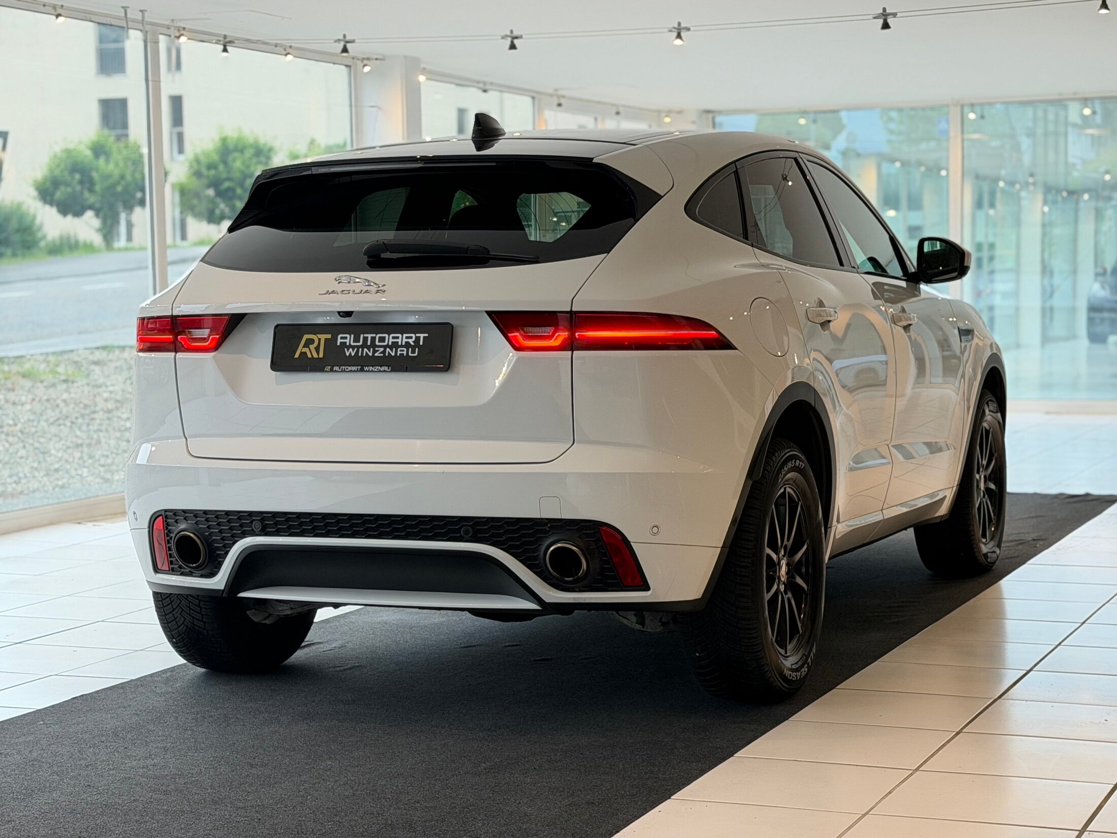 JAGUAR E-Pace 2.0 P250 R-Dynamic SE AWD Automatik **Frisch ab MFK & Service**